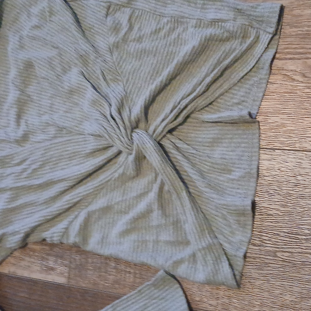 Twisted‎ Cropped Top - Picture 5 of 6